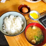 Tougeno Chaya - ご飯、味噌汁、卵、沢庵、付いています。