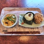 meowri - 本日のお惣菜(たけのこと厚揚げの青椒肉絲)、しぐれおむすび、ねかせ玄米おむすび