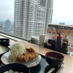 とんかつ伊勢 新宿NSビル店 - キャベツと米はお代わり無料だと、都庁に見せびらかす