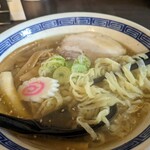 麺匠 えにし - 麺いきますねー、そして叉焼もいっちゃお！やわらかめの叉焼ですね。良いですよー良いですよー。あー、肝心なスープのレポを忘れてました。かつを・鶏・豚のトリプルスープ。スッキリしててコクが深いスープ。