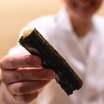 Kamakura Kitajima - 2024.4 ブダイの手巻き寿司（味噌漬けにしてから炭火で焼いた身と風干ししてから素揚げした鱗）