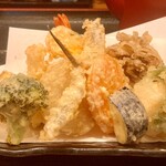 Teuchi Soba Tempura Naoto - ランチAの天ぷらの盛り合わせ(これに蕎麦が付いて1,880円)