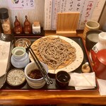 Teuchi Soba Tempura Naoto - 食事中に記念撮影。蕎麦湯は新たなものに入れ替えてくれた。