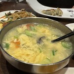 Saifuku Rou Gyouza Sakaba - 野菜スープ。1人分で良かったのに、4人分のフルサイズで来た（笑）でも、美味しかった。1人で平らげちゃった。