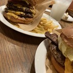 プレイヤーズ - 奥がダブルチーズハンバーガー
