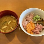 佐久一萬里温泉ホテル - 料理写真:海鮮丼はまあまあ良いです。くら寿司とかのネギトロと同じレベル。