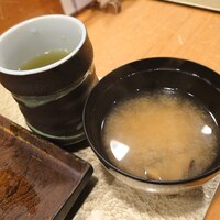 東鮨 新店 - 味噌汁にお茶