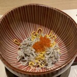 鮨やまけん - 蒸し飯はしらす、錦糸卵ととびこ