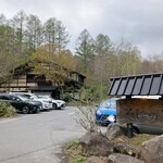 そばの実 - お店の前に駐車場