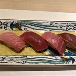h Sushiya Maken - 左から生本鮪大トロ、生本鮪赤身、生本鮪中トロ、生本鮪の漬け。マグロが甘いんです。