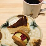 Nishimura Men - 食後です。コーヒーとデザート。バスクチーズとバターサンドクッキー