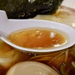 麺楽 軽波氏 - 鶏醤油のスープ