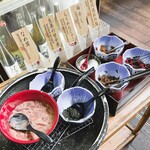 魚沼釜蔵 - ちりめんじゃこ、梅干し、生姜の甘辛煮、塩辛、とろろなどご飯のお供が豊富