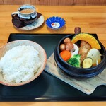 Kunsei To Supaisu Kare Kemuri - 燻製骨付きチキンと7品目野菜のスープカレー、トッピング燻製うずら、ご飯大盛り、チャイ（Hot）