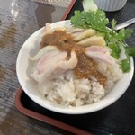 Baan Luck - カオマンガイ小　※カオマンガイを食べるのは初めて。鶏肉を崩してタレと混ぜながらいただきます。タレがなんとも美味しい。あと、ご飯から微かに鳥出汁を感じます。これは美味しいです。