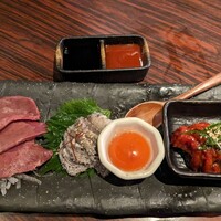 李休 千日前 - 生ハート、生センマイ、ユッケ