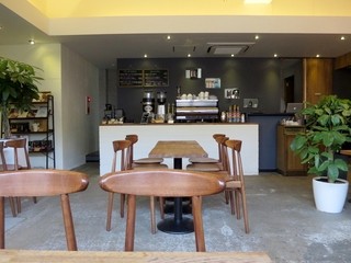 ヘブンズ・カフェ - 広々シンプルな空間