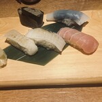 和食と立喰い寿司 ナチュラ - 握り　炙りえんがわ、蟹味噌、マグロ中トロ、紅イカ