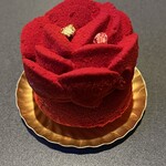 PATISSERIE LACROIX - Saya(サヤ) という名の美しいケーキ。ビロードのような真紅の薔薇をかたどった花びらに透明な一滴のしずく。