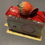 PATISSERIE LACROIX - ピスタチオといちごの王道フレジエ。生クリームを使わず、濃厚なバタークリームとピスタチオクリームを使った伝統的なフランス菓子✩⋆*॰¨̮⋆｡˚