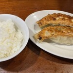 永吉 - 餃子とサービスライス