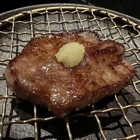 西麻布 焼肉 X - レモン塩をのせて