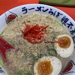 長浜ラーメン ラーメンらぼ - 紅生姜や胡麻を嫌と言うほど掛けます