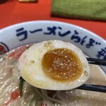 長浜ラーメン ラーメンらぼ - 味玉は程よい茹で加減