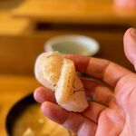寿司・割烹 鈴政 - 天然ホタテの炙り粗塩