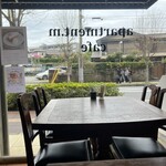 アパートメントエムカフェ - 駅員と外国人