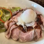 アパートメントエムカフェ - ローストポーク丼