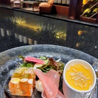 アルタビスタガーデン  - 『Seasonal Parfatit Couse』(限定15食)
                    ■本日のミニ前菜
                    ・海老のゼリーよせ
                    ・生ハムのチーズ
                    ・フラン(洋風茶碗蒸し)