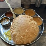 南インド料理店 ボーディセナ - バスマティライスは中央のパドゥーラに隠れています。