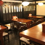 串かつ料理 活 - 落ち着いた雰囲気の店内。