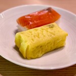 三輪山本 お食事処 - ❸さけ・たまご寿司 
            〜たまご寿司は山菜入りの混ぜごはんを薄焼たまごで包んでいる。赤と黄色のコントラストが食欲をそそる