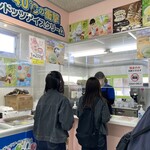 tottorisakyuuniichibanchikaidoraibuinsakyuukaikankafeko-na- - 店内　ソフトクリーム売り場