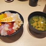 Minami Bousou Yamato Zushi - 海鮮丼+味噌汁付き     ￥980