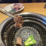 Yakiniku Kingu - 固い個体は焼けたらトングで持ち上げて卓上のハサミで外側全方向から中心に切り込みをたくさん入れます。こうすることで食べやすくなります。笑。やはり牛タンは牛角の方が安定してますね。