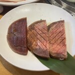 Yakiniku Kingu - 牛タン　※厚切りですが個体差が大きくサシが入って美味しいのもあれば（写真右2切れ）、サシがない固いだけのもの（写真左1切れ）があり当たり外れが大きく安定しません。