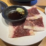 Yakiniku Kingu - 国産牛特選カルビ（わさび醤油）　※カルビはわさび醤油をレモン汁で食べるのが一番美味しいかった。問題は使わないわさび醤油の小皿が大量にテーブルに残るのが困りますが。。。