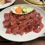 東京苑 - セットのカルビ　甘めなタレで下味を付けられています。