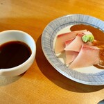 日本橋海鮮丼 つじ半 - 鰤の刺身（ゴマだれ）と黄身醤油