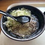 Kicchou Udon - このキンキンに冷えたいりこの出汁が旨いんですよね〜少し甘めな出汁ですが、青唐辛子を入れると味が締まります。