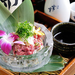 地鶏の旨みを直に味わうことのできる『熊野地鶏もも肉のタタキ』