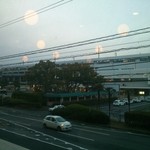 Thi Raunji - 新山口駅の新幹線口側の様子が大きな窓から見られます。