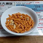 立ち飲み屋 大久 - 柿の種(100円)