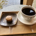 LABO and CAFE YAMAMOTO - マカロン（シラカミ）＆ホットコーヒー