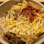 Sukiya - ヤンニョムチーズ牛丼 620円