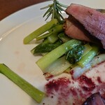 THE SHIP - つけ添えの塩とにんにくで炒められている青梗菜は
      箸休め的なスッキリ感がある