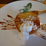 THE SHIP - 爽やかさあるハーブ感と甘味が面白い味わい
      
      オレンジ酸味と味わいを感じるヨーグルトが掛けられ
      
      コク感あるキャラメルソース